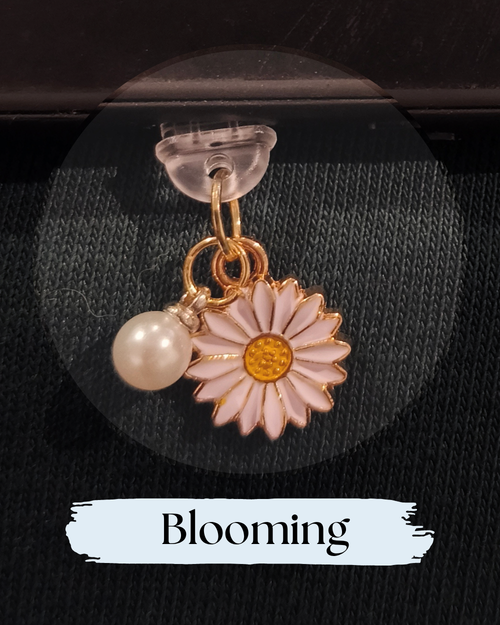 Dust plug for Kindle or e-reader featuring a white daisy flower with a gold center, and a small white pearl bead, for Kindle, One More Chapter