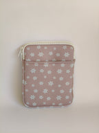 One More Chapter E-reader Sleeve in Petals & Prologues – single padded sleeve front view showing front pocket, blush pink with scattered white daisy print and cream zip